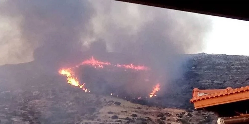 Μεγάλη φωτιά ξέσπασε στα Φαλάσαρνα στην Κρήτη